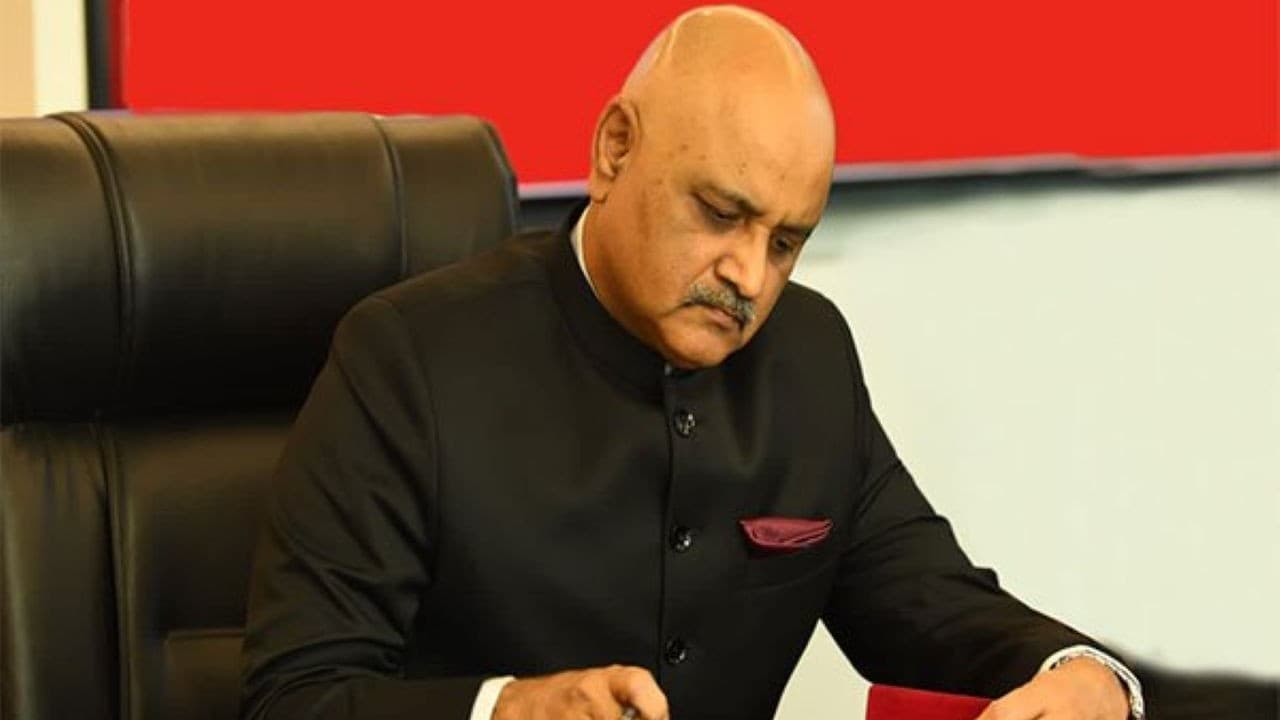 तमाम विवादों के बीच CBI चीफ प्रवीण सूद का कार्यकाल एक साल और बढ़ा तमाम विवादों के बीच CBI चीफ प्रवीण सूद का कार्यकाल एक साल और बढ़ा