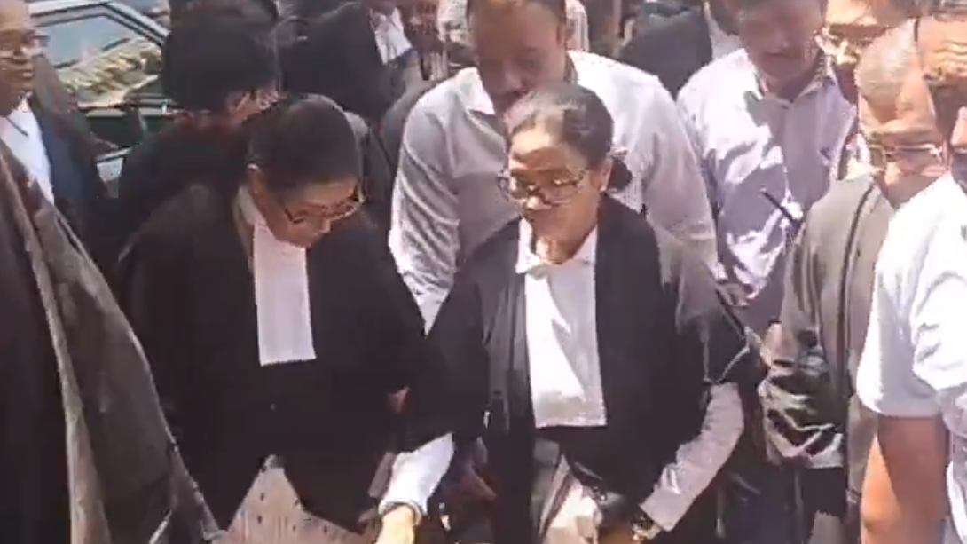 वकील का गाउन पहने कलकत्ता HC में पहुँचीं ममता बोलीं- 'बंगाल बुलडोजर राज्य नहीं है' वकील का गाउन पहने कलकत्ता HC में पहुँचीं ममता बोलीं- 'बंगाल बुलडोजर राज्य नहीं है'
