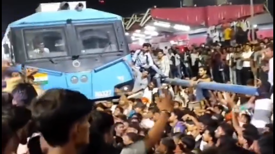 एक्साइज कांस्टेबल परीक्षा से पहले पटना में बवाल, ट्रेनें रोकीं, पथराव के बाद पुलिस का लाठीचार्ज एक्साइज कांस्टेबल परीक्षा से पहले पटना में बवाल, ट्रेनें रोकीं, पथराव के बाद पुलिस का लाठीचार्ज