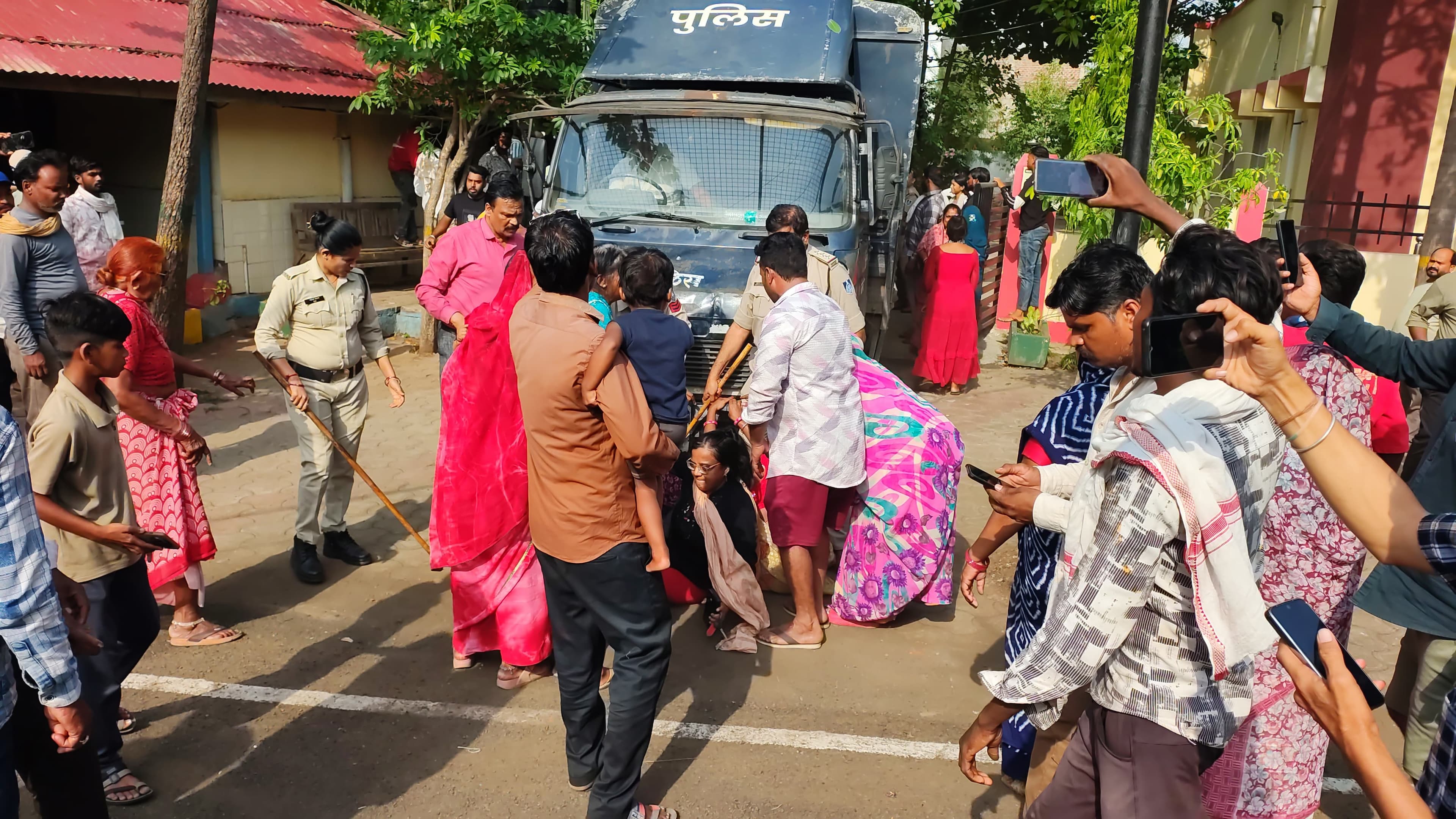 मॉब लिंचिंग में 14 को उम्रकैद के बाद हंगामा; जज तबस्सुम खान की सुरक्षा बढ़ानी पड़ी! मॉब लिंचिंग में 14 को उम्रकैद के बाद हंगामा; जज तबस्सुम खान की सुरक्षा बढ़ानी पड़ी!