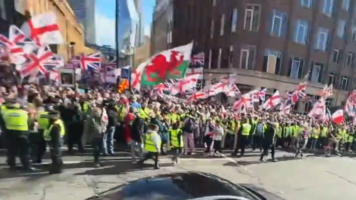 लंदन में इमिग्रेशन के ख़िलाफ़ बड़ा प्रदर्शन london anti immigration protest