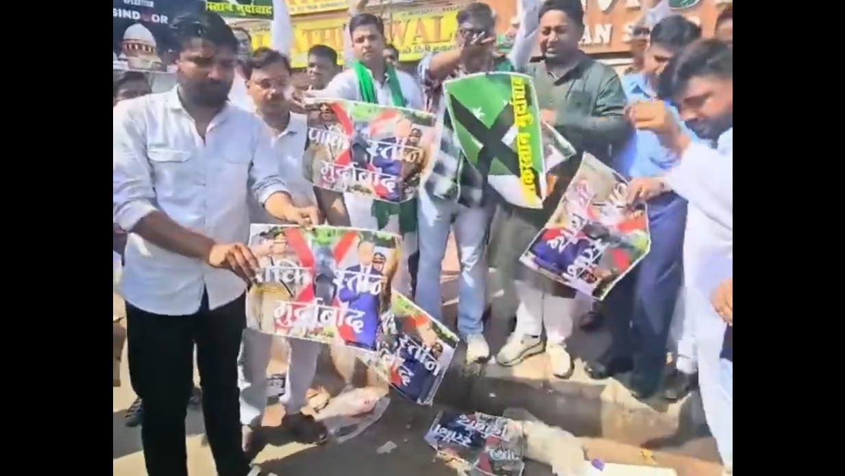 भारत-पाक मैच से पहले प्रदर्शन- 'ख़ून-पानी साथ नहीं बह सकते तो ख़ून-क्रिकेट साथ कैसे' भारत-पाक मैच से पहले प्रदर्शन- 'ख़ून-पानी साथ नहीं बह सकते तो ख़ून-क्रिकेट साथ कैसे'