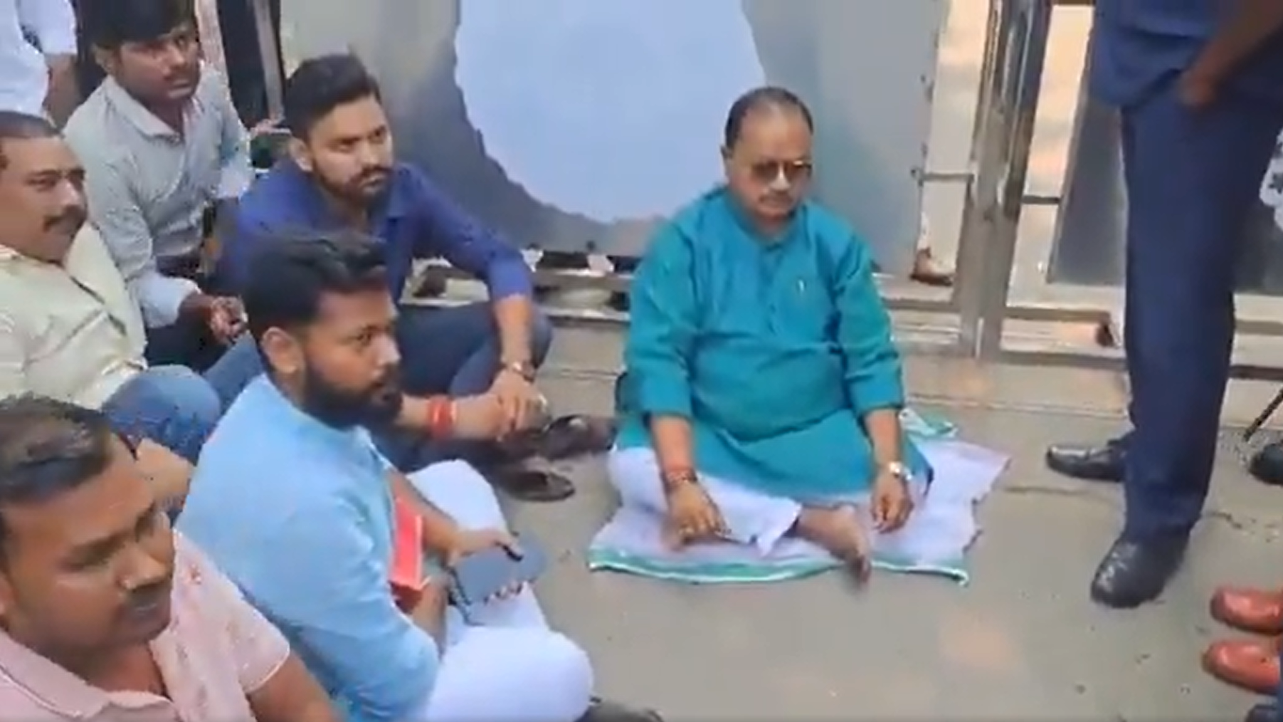 नीतीश के घर धरना jdu mla mandal dharna