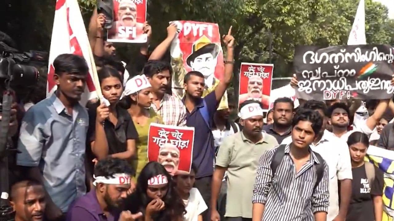 जंतर-मंतर री-क्लेम आंदोलन: SFI-DYFI का मार्च रोका, CPM सांसद हिरासत में, विपक्ष ने कहा- वापस लेंगे जंतर-मंतर री-क्लेम आंदोलन: SFI-DYFI का मार्च रोका, CPM सांसद हिरासत में, विपक्ष ने कहा- वापस लेंगे