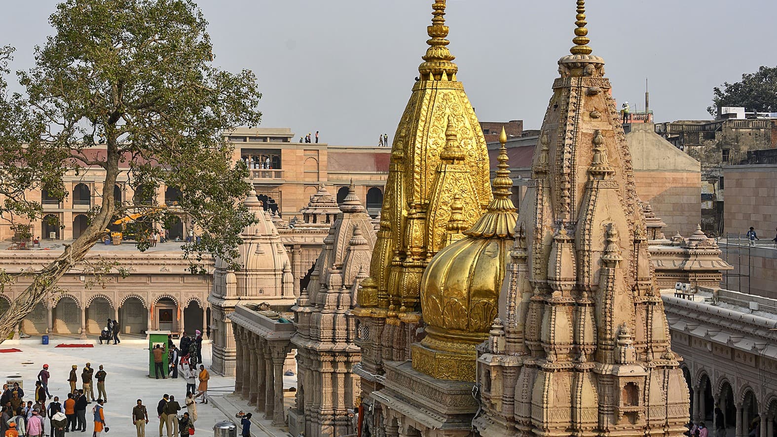 अब काशी विश्वनाथ मंदिर के शिखर से सोना गायब होने का आरोप, PMO तक पहुंची शिकायत अब काशी विश्वनाथ मंदिर के शिखर से सोना गायब होने का आरोप, PMO तक पहुंची शिकायत