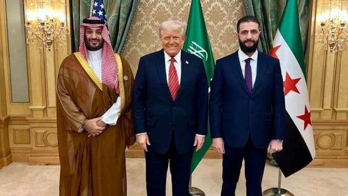 यूएस की सीरिया नीतिः ट्रंप ने 1 करोड़ डॉलर के पूर्व इनामी आतंकवादी के साथ चाय क्यों पी यूएस की सीरिया नीतिः ट्रंप ने 1 करोड़ डॉलर के पूर्व इनामी आतंकवादी के साथ चाय क्यों पी