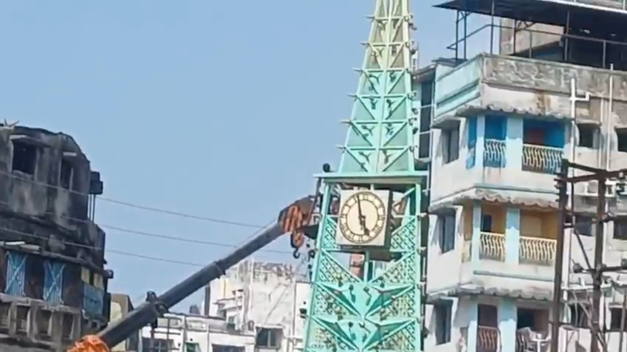 बंगाल में बुलडोज़र का आतंकः टीएमसी दफ्तर, क्लॉक टॉवर गिराया, तिलजला में खौफ बंगाल में बुलडोज़र का आतंकः टीएमसी दफ्तर, क्लॉक टॉवर गिराया, तिलजला में खौफ