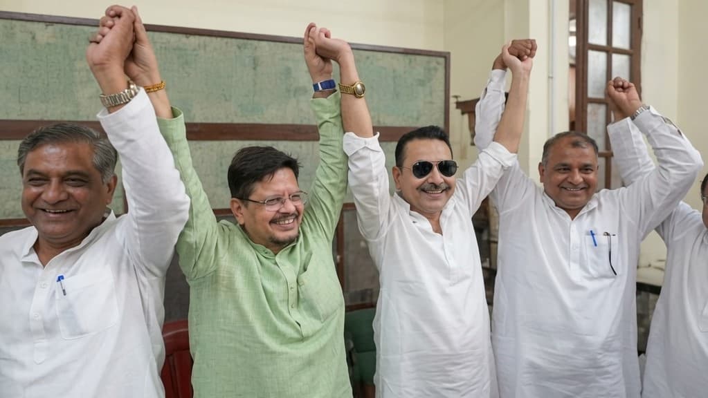 मदन मित्रा ममता को छोड़ बागी गुट से जुड़े, एक दिन पहले ईडी ने दिया था परिवार को समन मदन मित्रा ममता को छोड़ बागी गुट से जुड़े, एक दिन पहले ईडी ने दिया था परिवार को समन