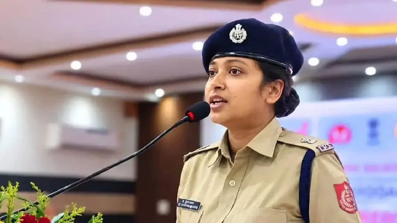 'अस्सलामअलैकुम' बोलने पर महिला IPS को बंगाल सरकार ने हटाया, हिन्दू संगठनों ने की थी शिकायत 'अस्सलामअलैकुम' बोलने पर महिला IPS को बंगाल सरकार ने हटाया, हिन्दू संगठनों ने की थी शिकायत