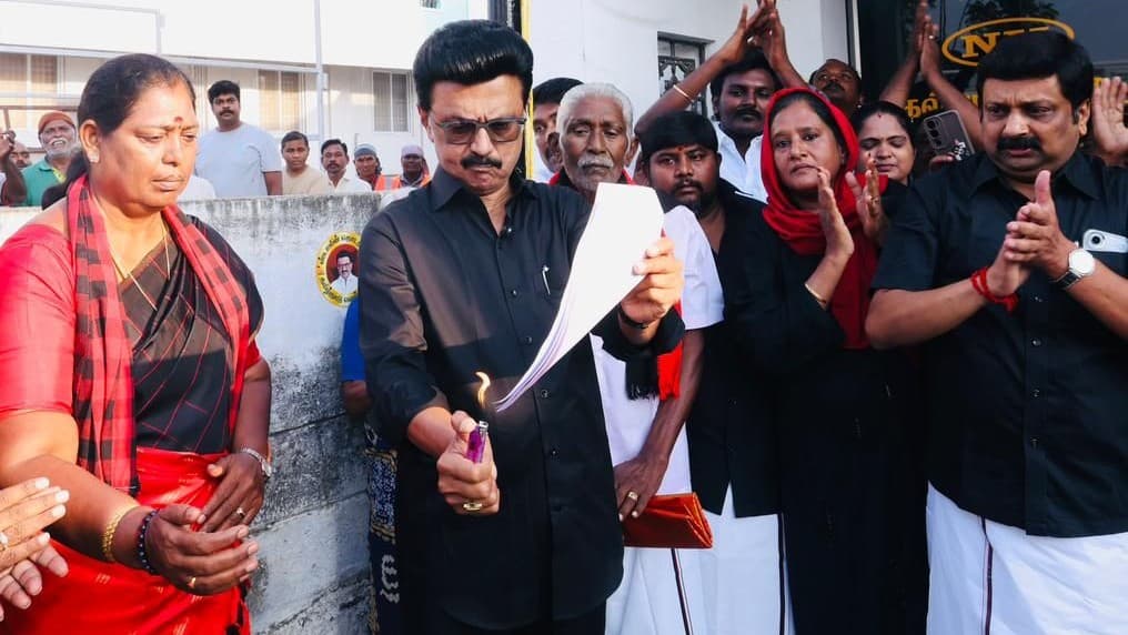 Live तमिलनाडु सीएम स्टालिन ने परिसीमन बिल की कॉपी जलाई, मोदी सरकार देगी सफाई Live तमिलनाडु सीएम स्टालिन ने परिसीमन बिल की कॉपी जलाई, मोदी सरकार देगी सफाई