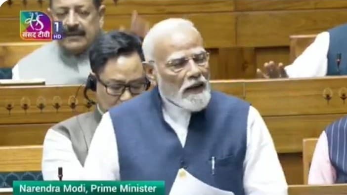 संसद का विशेष सत्रः पीएम मोदी ने विपक्ष के विरोध का 'काला टीका' कहकर मज़ाक उड़ाया संसद का विशेष सत्रः पीएम मोदी ने विपक्ष के विरोध का 'काला टीका' कहकर मज़ाक उड़ाया