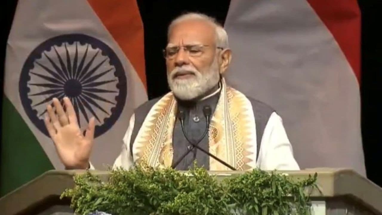 पीएम मोदी नीदरलैंड में भारतीयों के बीच जाकर कह रहे हैं- 'गरीबी लौट सकती है' पीएम मोदी नीदरलैंड में भारतीयों के बीच जाकर कह रहे हैं- 'गरीबी लौट सकती है'