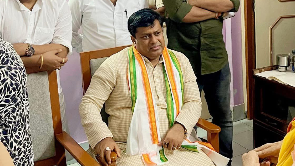 सिख की पगड़ी पर चप्पल फेंकने के लिए कोलकाता में बीजेपी प्रदेश अध्यक्ष पर FIR सिख की पगड़ी पर चप्पल फेंकने के लिए कोलकाता में बीजेपी प्रदेश अध्यक्ष पर FIR