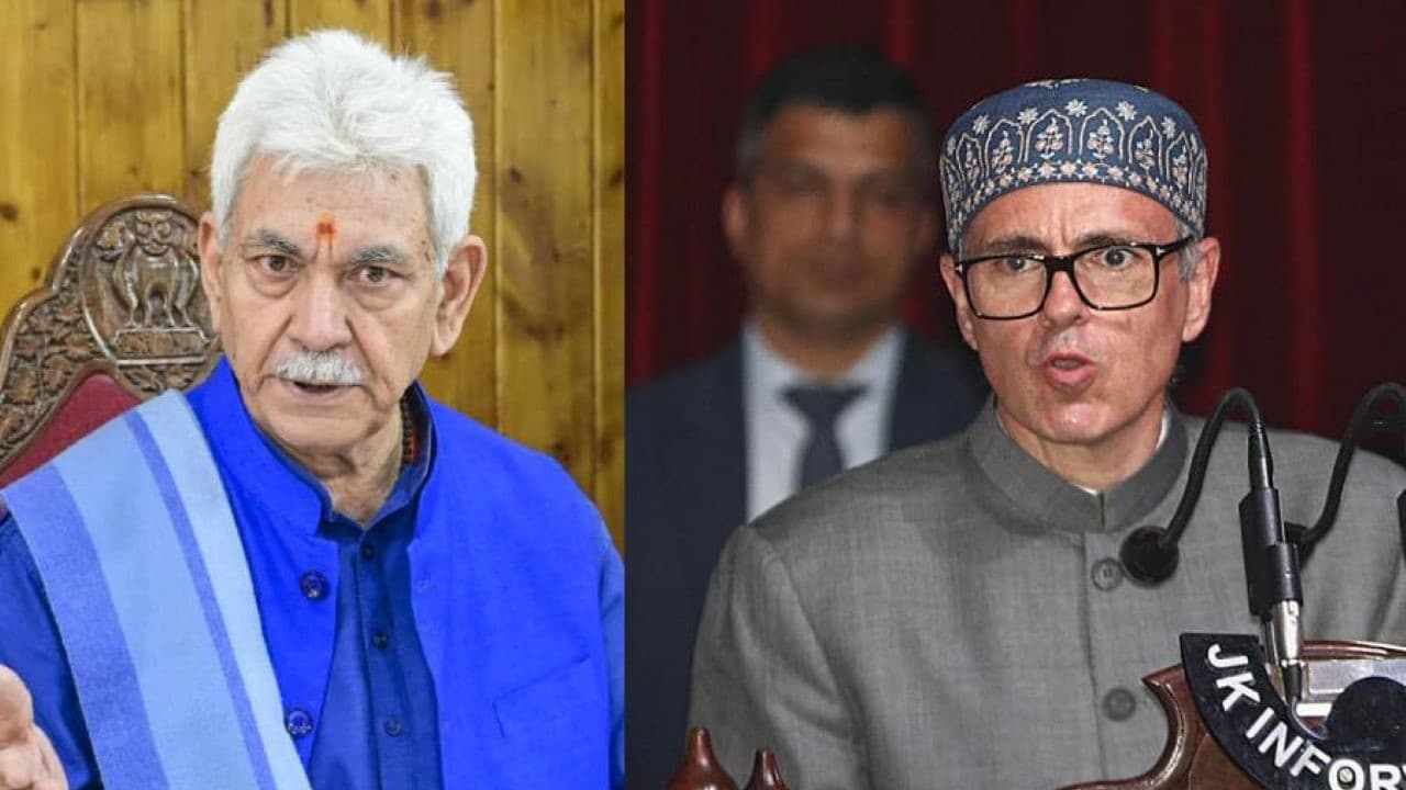 एलजी मनोज सिन्हा (बाएं) और सीएम उमर अब्दुल्ला (दाएं) जम्मू कश्मीर के एलजी मनोज सिन्हा के खिलाफ उमर अब्दुल्ला का दर्द बाहर आया