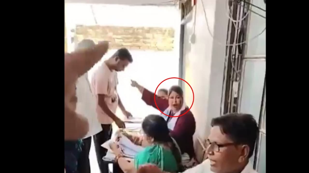 भाजपा की जिला अध्यक्ष (गोल घेरे में) बीएलओ के काम में दखल देती हुई। इसका वीडियो खबर में पढ़िए। Bihar SIR: तेजस्वी यादव ECI पर हमलावर, बीजेपी से जुड़ा वीडियो शेयर किया