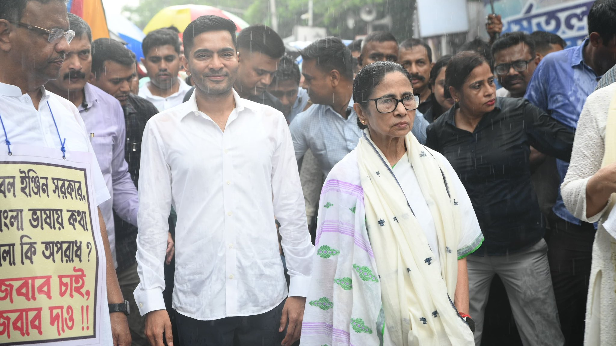 बंगालियों को 'घुसपैठिए' बताने के ख़िलाफ़ कोलकाता में बड़ा विरोध मार्च, ममता गरजीं बंगालियों को 'घुसपैठिए' बताने के ख़िलाफ़ कोलकाता में बड़ा विरोध मार्च, ममता गरजीं