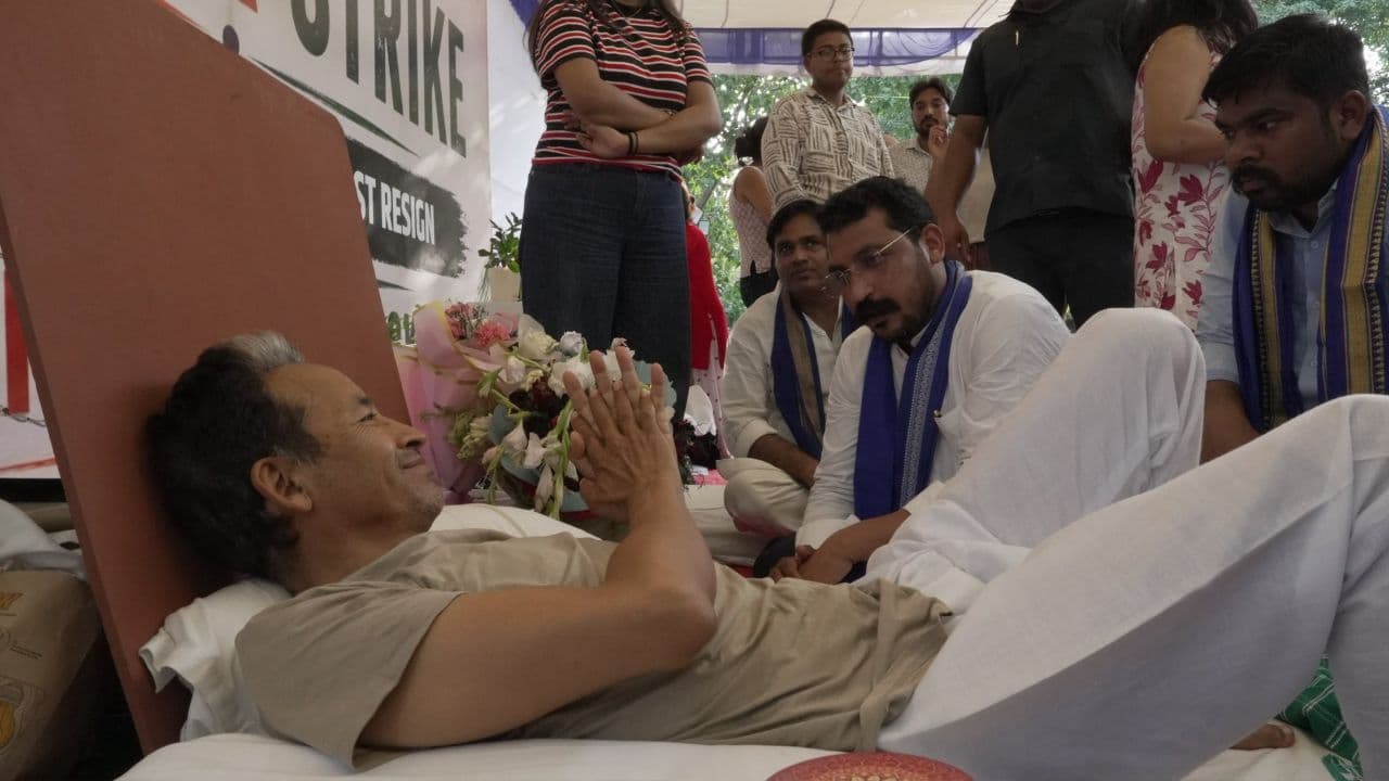 सोनम वांगचुक की रोज़ाना डॉक्टरी जांच का अदालती आदेश, जंतर मंतर पर भीड़ बढ़ी सोनम वांगचुक की रोज़ाना डॉक्टरी जांच का अदालती आदेश, जंतर मंतर पर भीड़ बढ़ी
