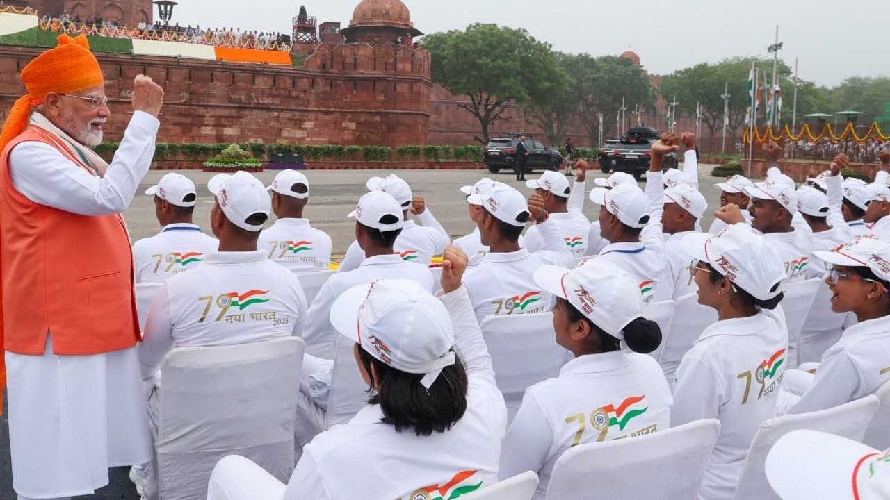 डेमोग्राफी की चुनौतियांः पुरानी घोषणा पीएम मोदी ने लालकिले पर फिर दोहरा दी डेमोग्राफी की चुनौतियांः पुरानी घोषणा पीएम मोदी ने लालकिले पर फिर दोहरा दी