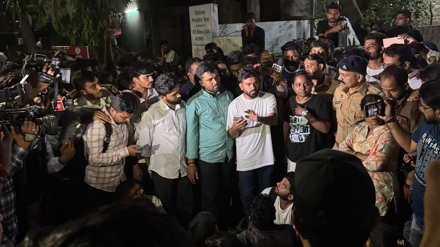 बॉम्बे HC क्लर्क परीक्षा में तकनीकी खराबी पर प्रोटेस्ट; दोबारा परीक्षा की घोषणा तक हिलूंगा नहीं- दिपके बॉम्बे HC क्लर्क परीक्षा में तकनीकी खराबी पर प्रोटेस्ट; दोबारा परीक्षा की घोषणा तक हिलूंगा नहीं- दिपके