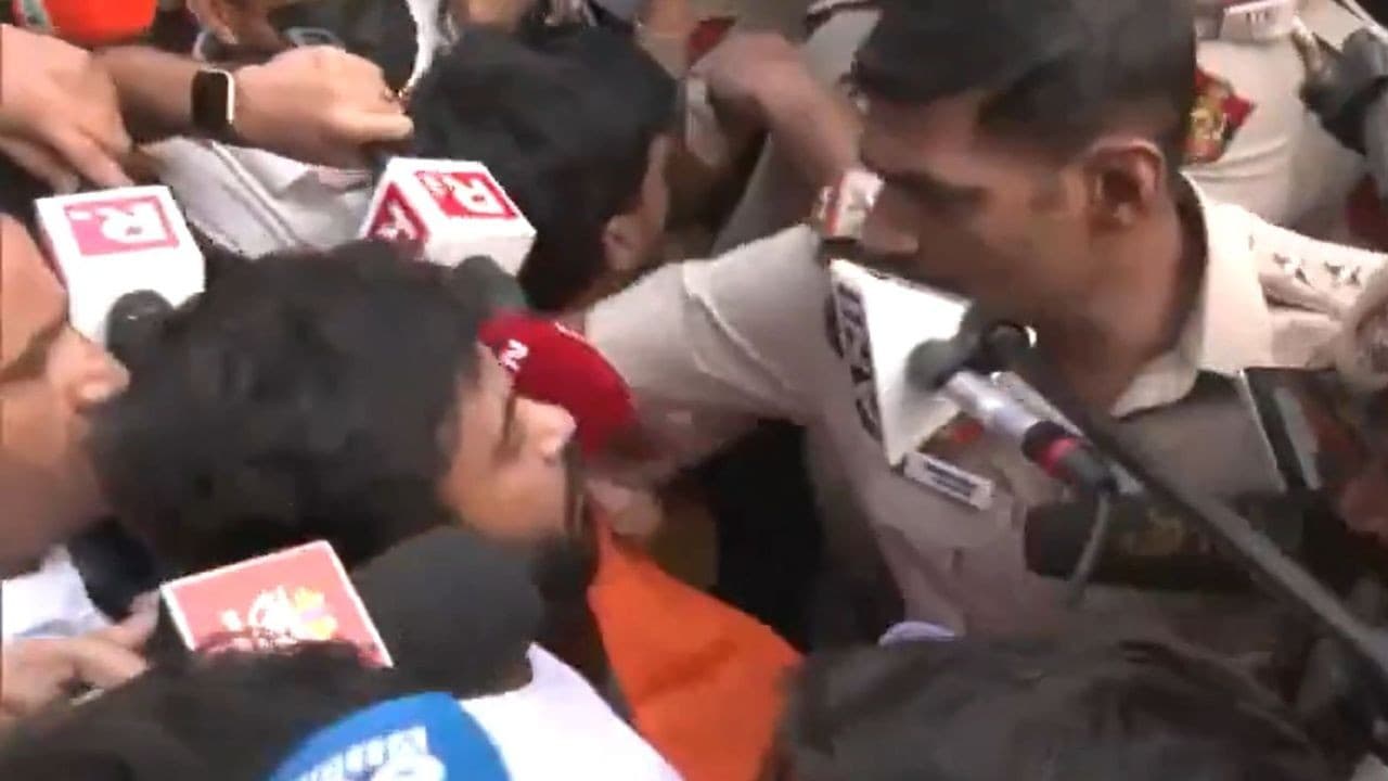 Live तिरंगा मार्च शुरू होने से 10 मिनट पहले CJP प्रमुख अभिजीत दिपके को हिरासत में लिया Live तिरंगा मार्च शुरू होने से 10 मिनट पहले CJP प्रमुख अभिजीत दिपके को हिरासत में लिया