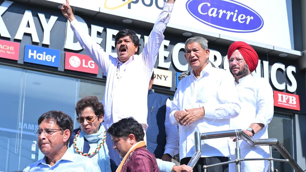 अंकिता भंडारी केस: दुष्यंत गौतम को राज्यपाल बनाने के विरोध पर हरीश रावत समेत 30 नेताओं पर FIR अंकिता भंडारी केस: दुष्यंत गौतम को राज्यपाल बनाने के विरोध पर हरीश रावत समेत 30 नेताओं पर FIR