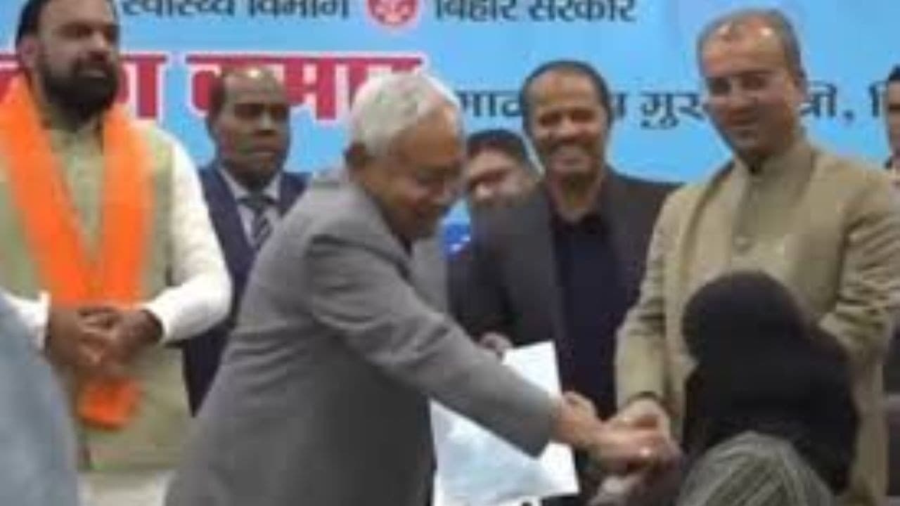 नीतीश ने पहली बार महिला विरोधी हरकत नहीं की, बीजेपी बचाव में उतरी नीतीश ने पहली बार महिला विरोधी हरकत नहीं की, बीजेपी बचाव में उतरी