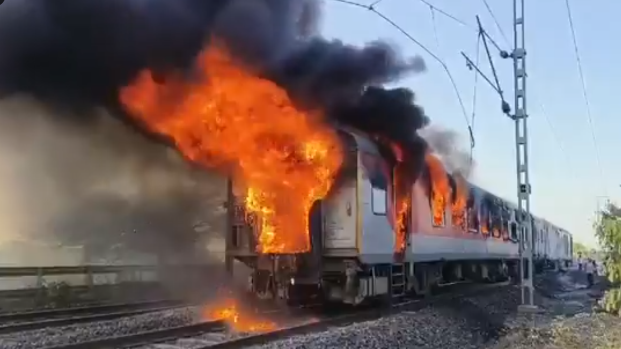 एमपी में राजधानी एक्सप्रेस के AC कोच में भीषण आग, 68 यात्री बाल-बाल बचे एमपी में राजधानी एक्सप्रेस के AC कोच में भीषण आग, 68 यात्री बाल-बाल बचे