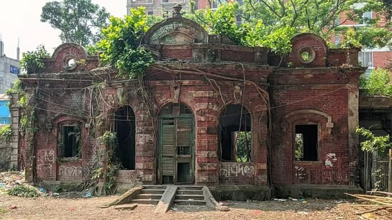 बांग्लादेश में सत्यजीत रे का पुराना घर बांग्लादेश में महान फिल्म डायरेक्टर सत्यजीत रे का घर टूटने से बचा, पर कब तक