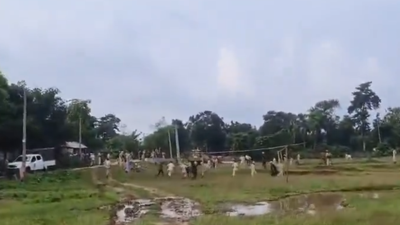 असम में अतिक्रमण हटाने की कार्रवाई के बाद हिंसा: 1 की मौत, 10 पुलिसकर्मी घायल असम में अतिक्रमण हटाने की कार्रवाई के बाद हिंसा: 1 की मौत, 10 पुलिसकर्मी घायल
