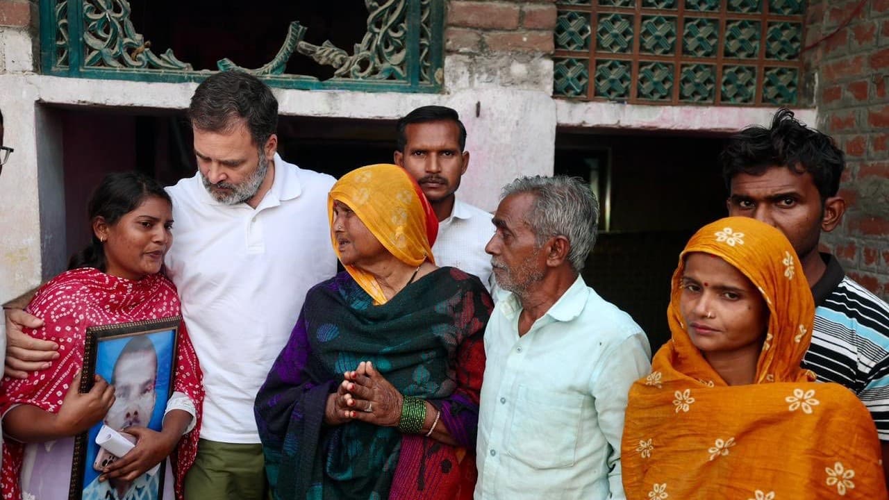 यूपी में राहुल को वाल्मीकि परिवार से मिलने से रोकने की कोशिश, परिवार को धमकाया यूपी में राहुल को वाल्मीकि परिवार से मिलने से रोकने की कोशिश, परिवार को धमकाया