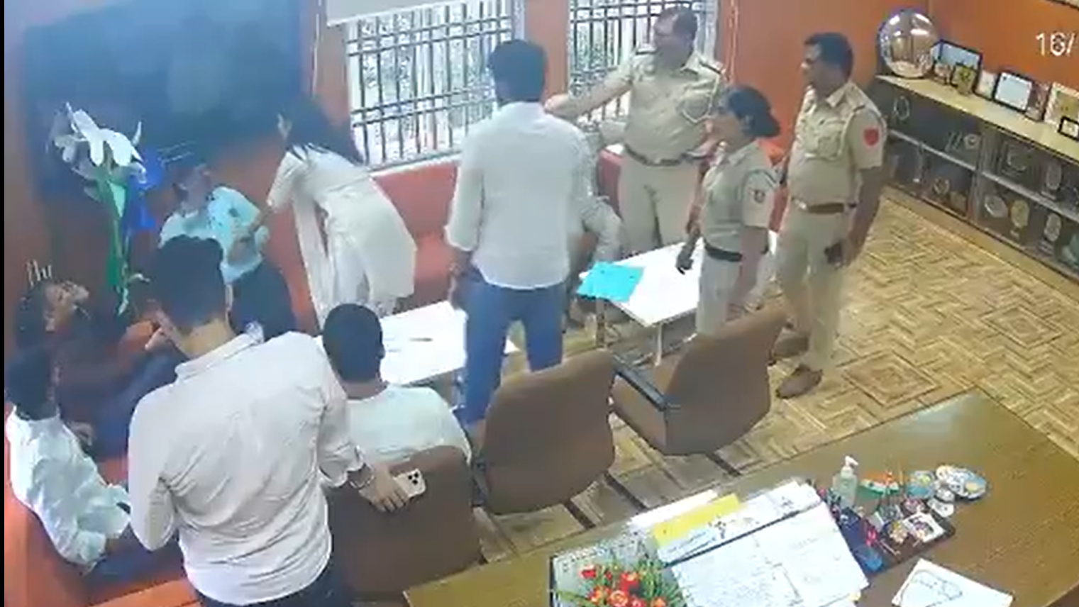 डीयू प्रोफेसर को थप्पड़ मारा abvp deepika jha