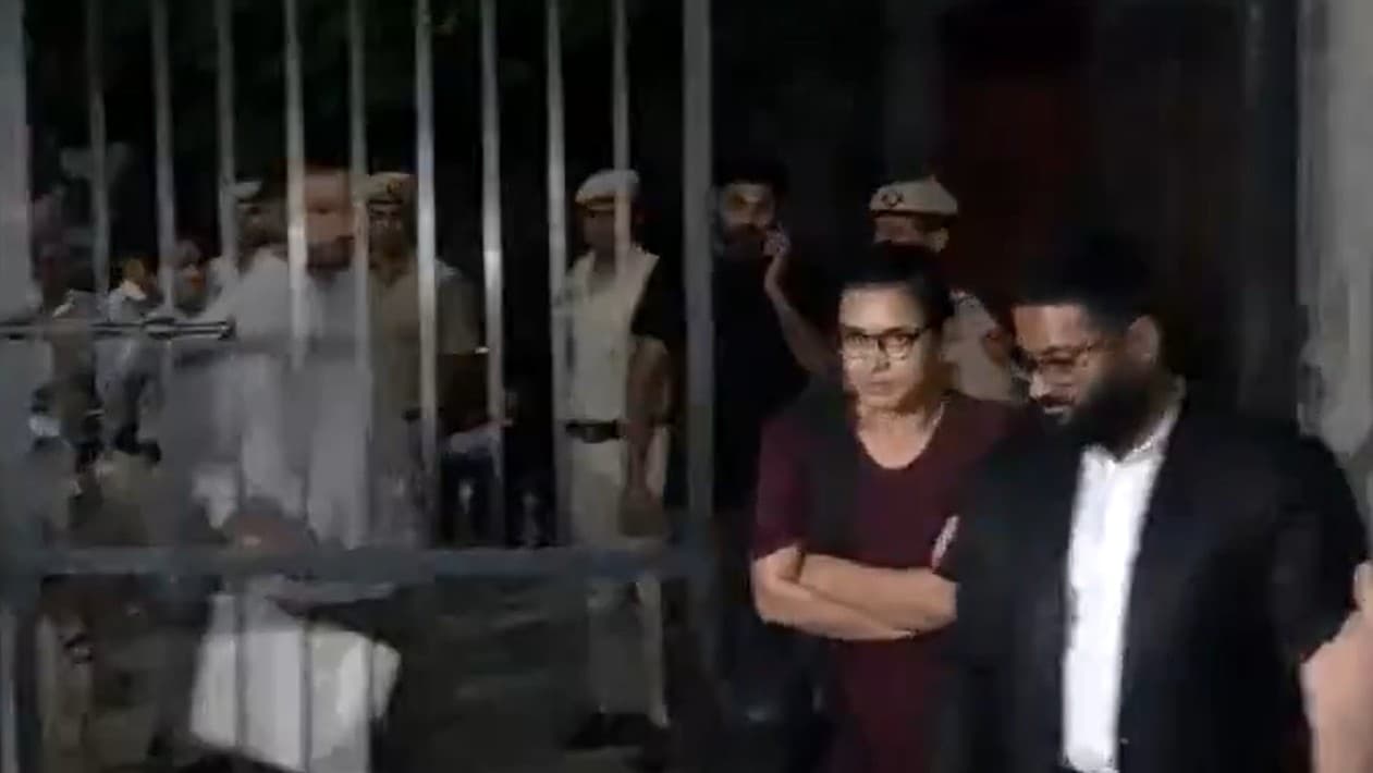नेहा बोरा हिरासत से रिहा, तिरंगा लहराने वालों पर शांति भंग का आरोप! नेहा बोरा हिरासत से रिहा, तिरंगा लहराने वालों पर शांति भंग का आरोप!