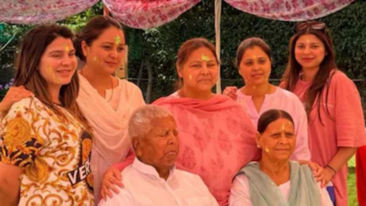 बिहारः रोहिणी आचार्य के बाद लालू की चार और बेटियों ने घर छोड़ा बिहारः रोहिणी आचार्य के बाद लालू की चार और बेटियों ने घर छोड़ा