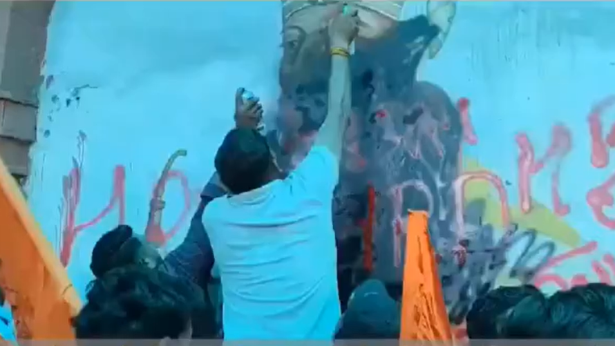 ऐसी नफ़रत! औरंगजेब समझकर बहादुर शाह ज़फ़र की पेंटिंग पर हमला ऐसी नफ़रत! औरंगजेब समझकर बहादुर शाह ज़फ़र की पेंटिंग पर हमला