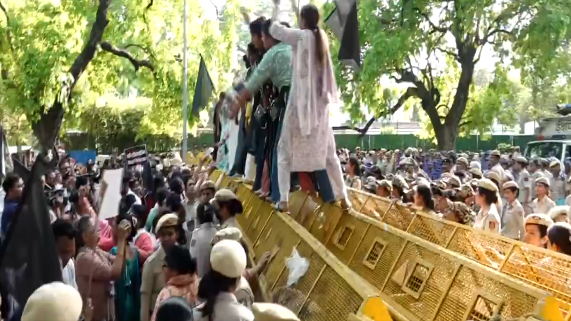 Live मोदी का भाषण थोड़ी देर में, बीजेपी नेता-कार्यकर्ता निकले मैदान में Live मोदी का भाषण थोड़ी देर में, बीजेपी नेता-कार्यकर्ता निकले मैदान में