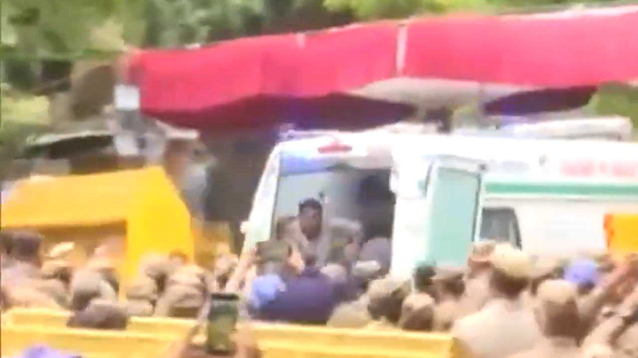सोनम वांगचुक को जबरन अस्पताल ले गए, छात्रों पर लाठीचार्ज, जंतर मंतर खाली कराया, दिपके हिरासत में सोनम वांगचुक को जबरन अस्पताल ले गए, छात्रों पर लाठीचार्ज, जंतर मंतर खाली कराया, दिपके हिरासत में