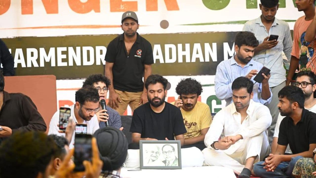 Live सोनम वांगचुक को जबरन अस्पताल ले गए, अभिजीत दिपके ने शुरू किया अनशन Live सोनम वांगचुक को जबरन अस्पताल ले गए, अभिजीत दिपके ने शुरू किया अनशन