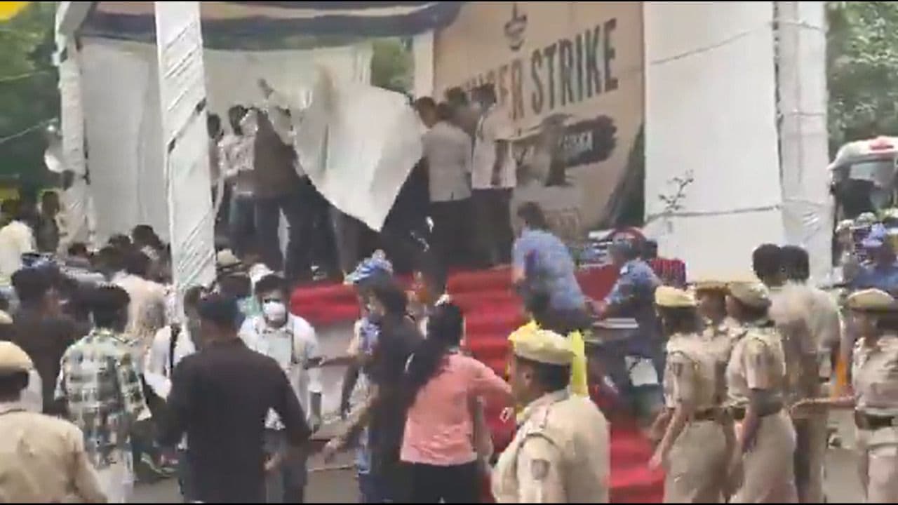 दिल्ली पुलिस का सीक्रेट ऑपरेशन- सोनम वांगचुक को जंतर-मंतर से कैसे हटाया? दिल्ली पुलिस का सीक्रेट ऑपरेशन- सोनम वांगचुक को जंतर-मंतर से कैसे हटाया?