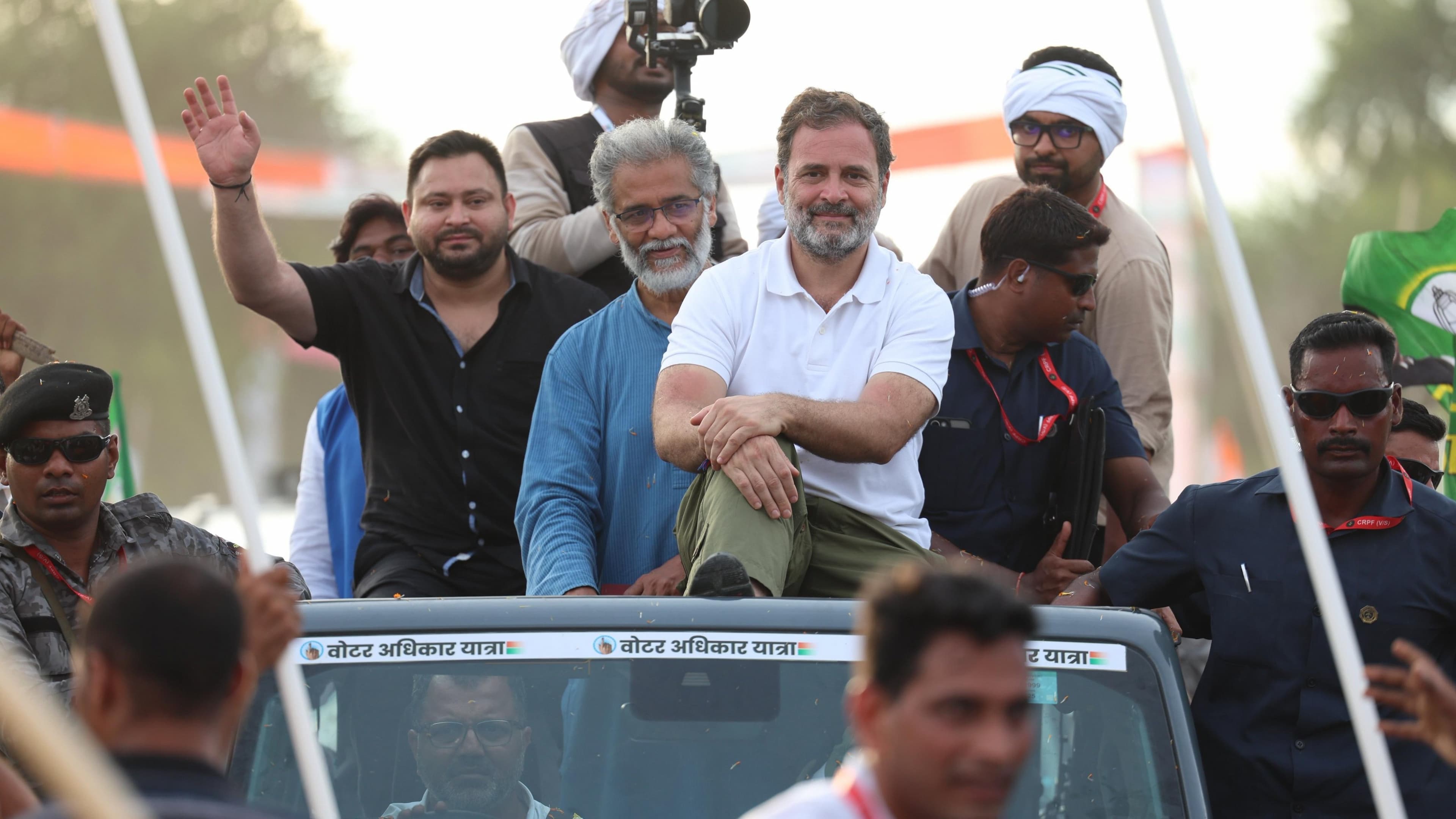 वोटर अधिकार यात्रा बिहार के गया पहुंच गई। काफिले में राहुल गांधी दीपांकर भट्टाचार्य और तेजस्वी यादव वोटर अधिकार यात्रा
