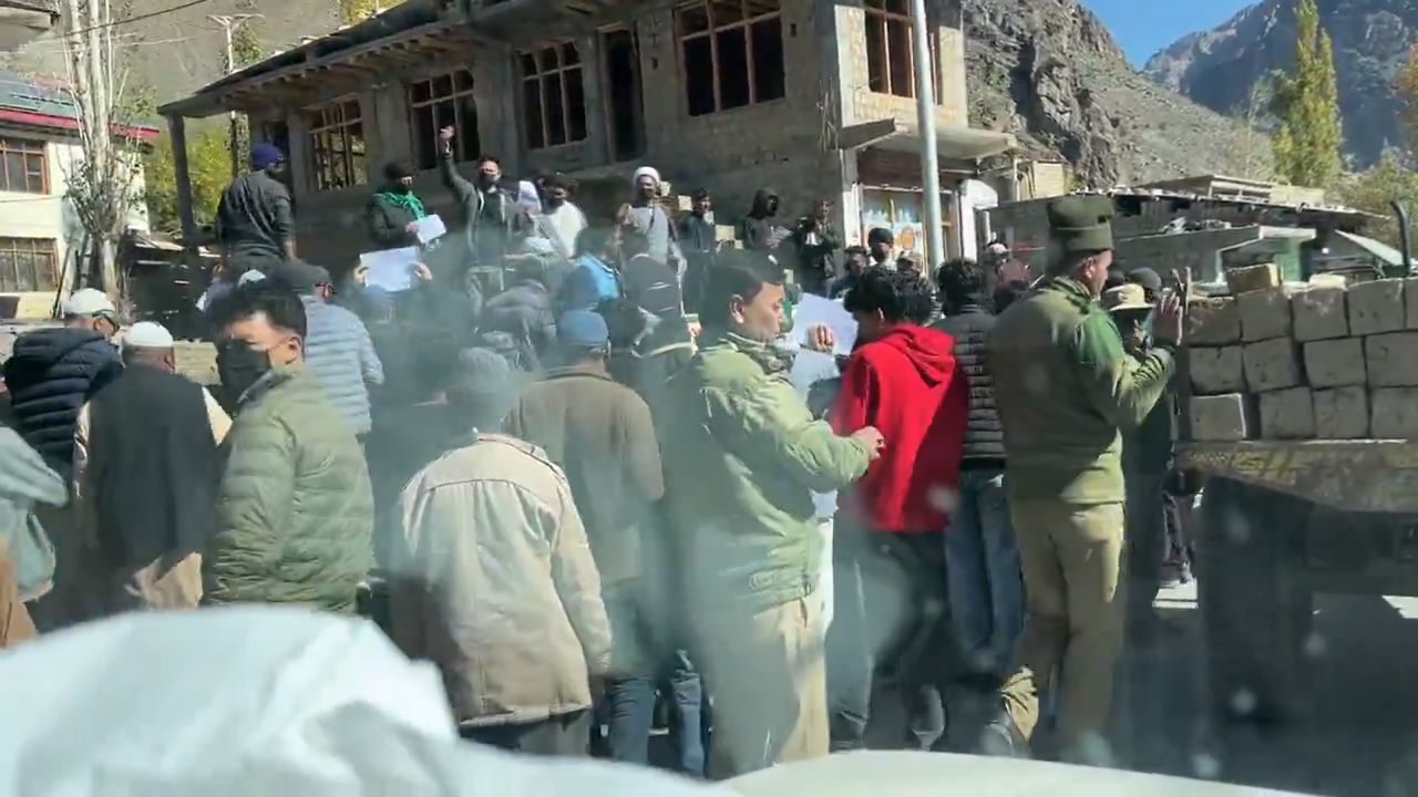 लेह में लोगों ने पाबंदी के बावजूद शांति मार्च निकाला लद्दाख