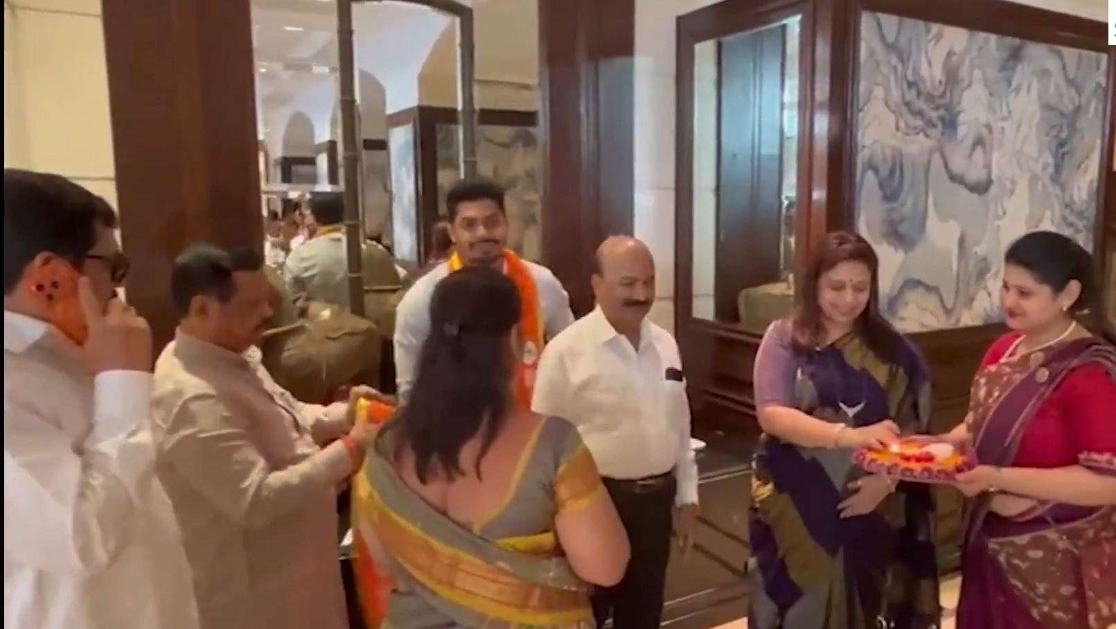 BMC मेयर पर राजनीति गरम: शिवसेना पार्षद 'जेल' में, बीजेपी से सौदेबाजी के आरोप BMC मेयर पर राजनीति गरम: शिवसेना पार्षद 'जेल' में, बीजेपी से सौदेबाजी के आरोप