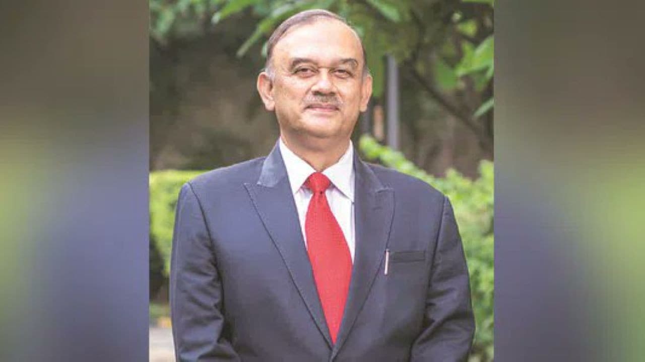 HDFC बैंक में क्या चल रहा है, चेयरमैन ने इस्तीफा क्यों दिया, शेयर 5% तक गिरे HDFC बैंक में क्या चल रहा है, चेयरमैन ने इस्तीफा क्यों दिया, शेयर 5% तक गिरे