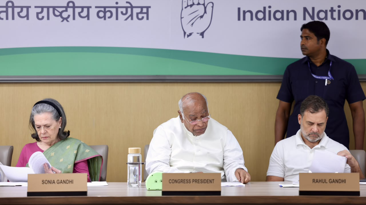 कांग्रेस 800 शहरों में चलाएगी ‘छात्रों की गूंज’ अभियान, CWC में बड़ा फ़ैसला कांग्रेस 800 शहरों में चलाएगी ‘छात्रों की गूंज’ अभियान, CWC में बड़ा फ़ैसला