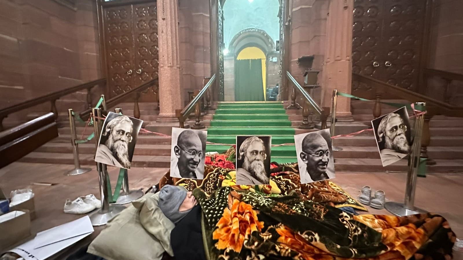 वीबी- G राम G बिल राज्यसभा में आधी रात को पारित, टीएमसी सांसदों का धरना जारी वीबी- G राम G बिल राज्यसभा में आधी रात को पारित, टीएमसी सांसदों का धरना जारी