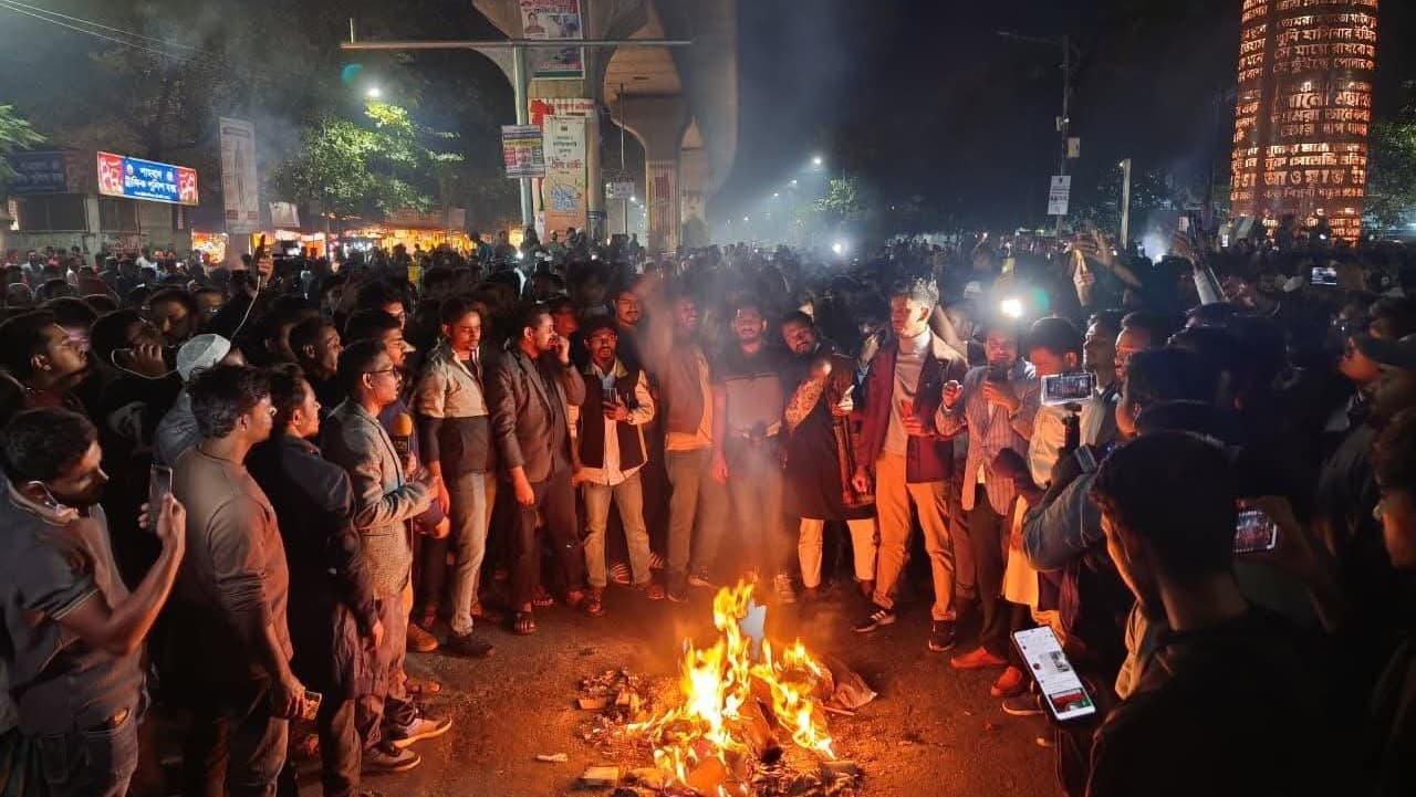 बांग्लादेश में हिंसाः मीडिया दफ्तर जलाए गए, भारतीय दूतावास पर पथराव बांग्लादेश में हिंसाः मीडिया दफ्तर जलाए गए, भारतीय दूतावास पर पथराव