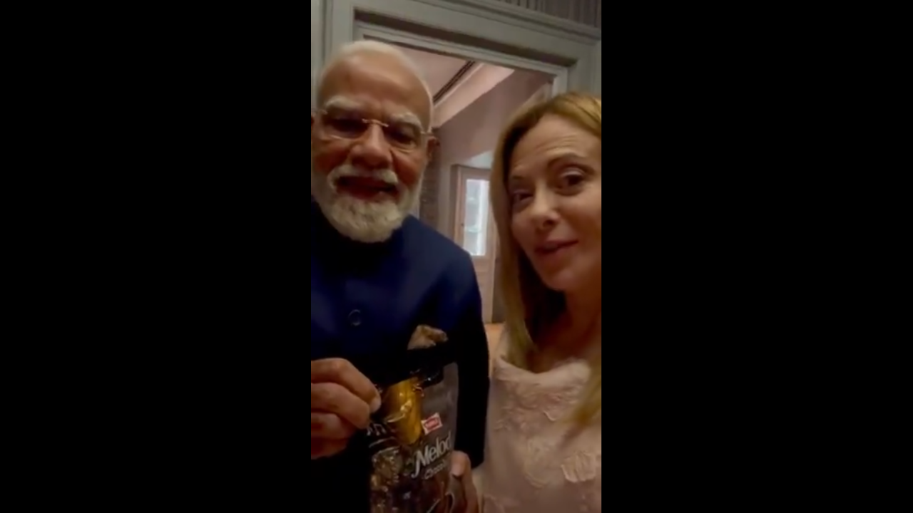 पीएम मोदी ने इटली की पीएम मेलोनी को टॉफी गिफ्ट की, दोनों का वीडियो वायरल पीएम मोदी ने इटली की पीएम मेलोनी को टॉफी गिफ्ट की, दोनों का वीडियो वायरल