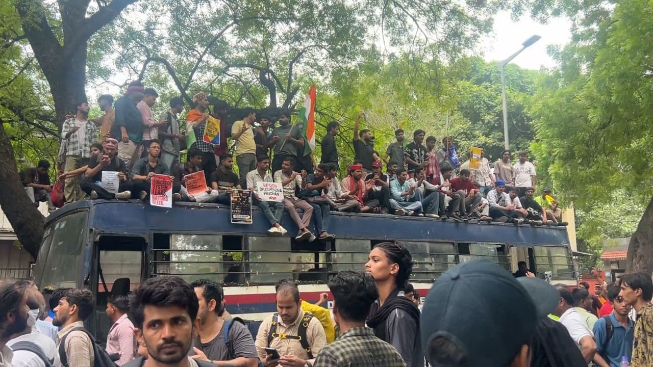 Live सीजेपी का संसद मार्च, नाटकीय घटनाक्रमः जेपी नड्डा से मिलने पहुंचे प्रवक्ता Live सीजेपी का संसद मार्च, नाटकीय घटनाक्रमः जेपी नड्डा से मिलने पहुंचे प्रवक्ता