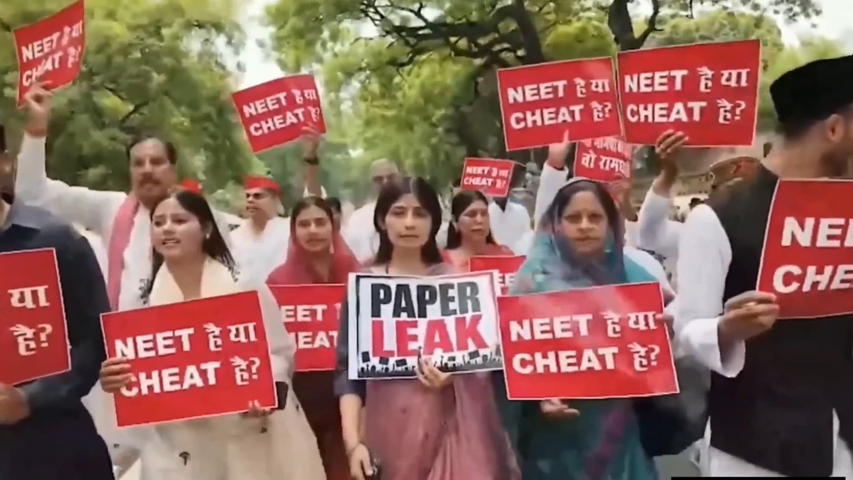 'नीट है या चीट है?' डिंपल यादव के नेतृत्व में सपा सांसद जंतर-मंतर पहुंचे, प्रोटेस्ट का समर्थन किया 'नीट है या चीट है?' डिंपल यादव के नेतृत्व में सपा सांसद जंतर-मंतर पहुंचे, प्रोटेस्ट का समर्थन किया