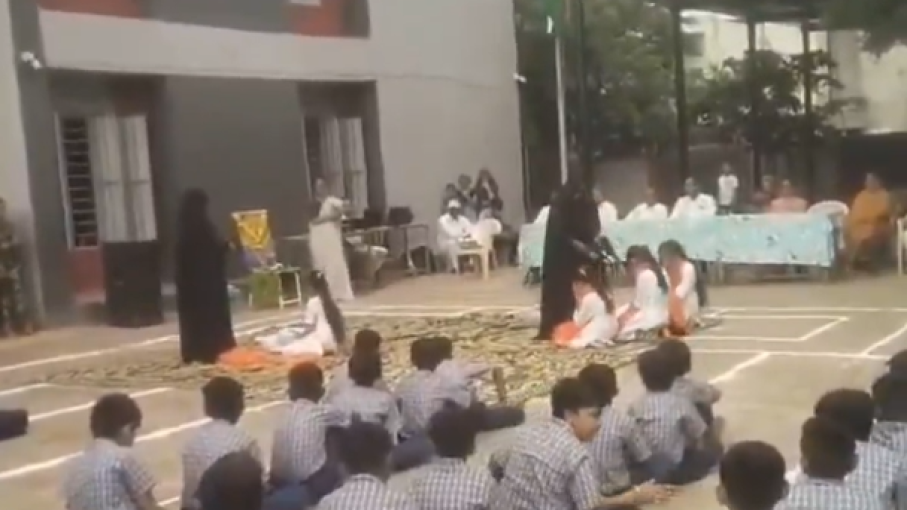 गुजरात: स्कूल के नाटक में बुर्का पहने महिलाओं को आतंकी दिखाने पर बवाल; कार्रवाई होगी? गुजरात: स्कूल के नाटक में बुर्का पहने महिलाओं को आतंकी दिखाने पर बवाल; कार्रवाई होगी?