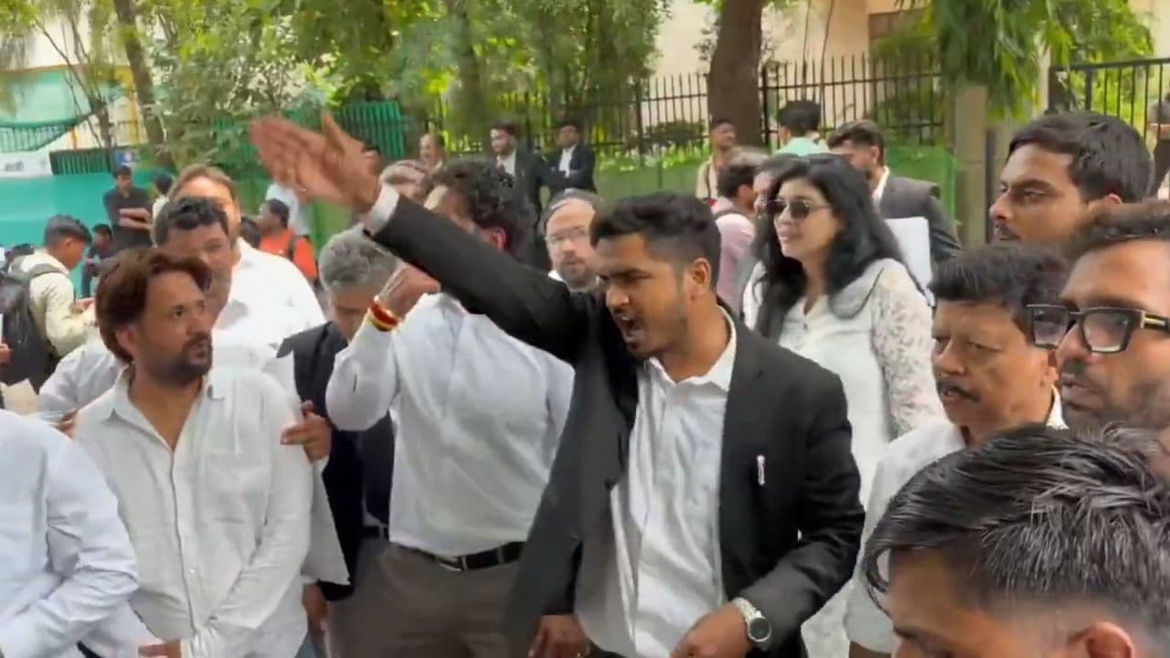 BCI अध्यक्ष मनन कुमार मिश्रा के खिलाफ युवा वकीलों का प्रदर्शन, सीजेपी ने भी दबाव बढ़ाया BCI अध्यक्ष मनन कुमार मिश्रा के खिलाफ युवा वकीलों का प्रदर्शन, सीजेपी ने भी दबाव बढ़ाया